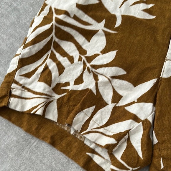 Old Navy Brown and White Bermuda Shorts with Tropical Print - Picture 8 of 13